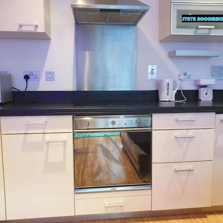 80S Retro 1Bed Studio Serviced Apartment Canary Wharf Perfect For Solo & Couple Travellers Лондон Экстерьер фото