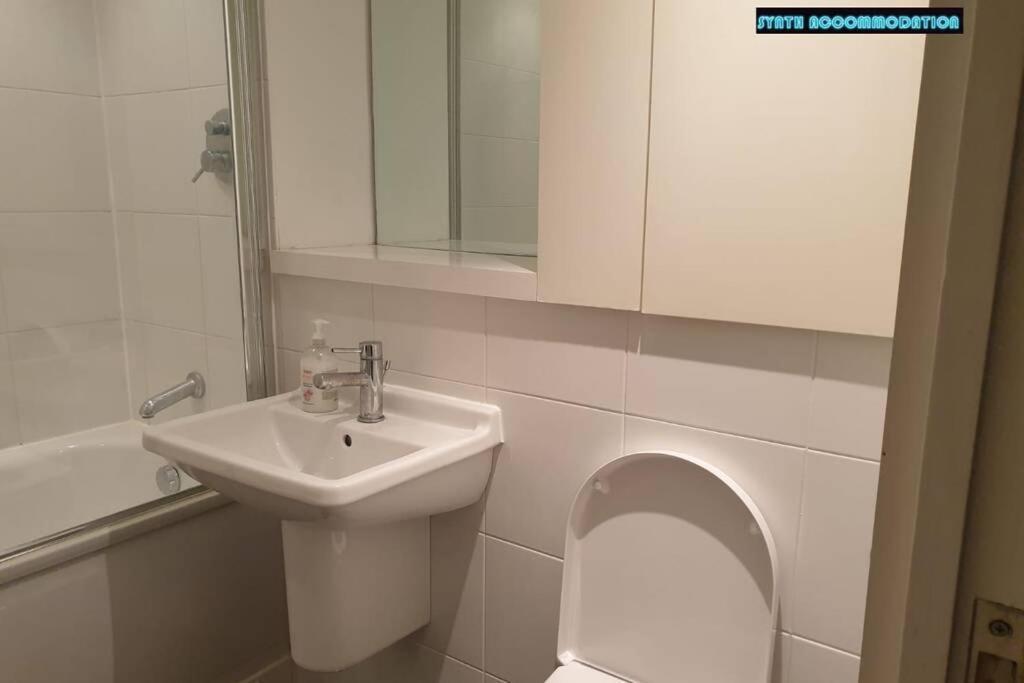 80S Retro 1Bed Studio Serviced Apartment Canary Wharf Perfect For Solo & Couple Travellers Лондон Экстерьер фото